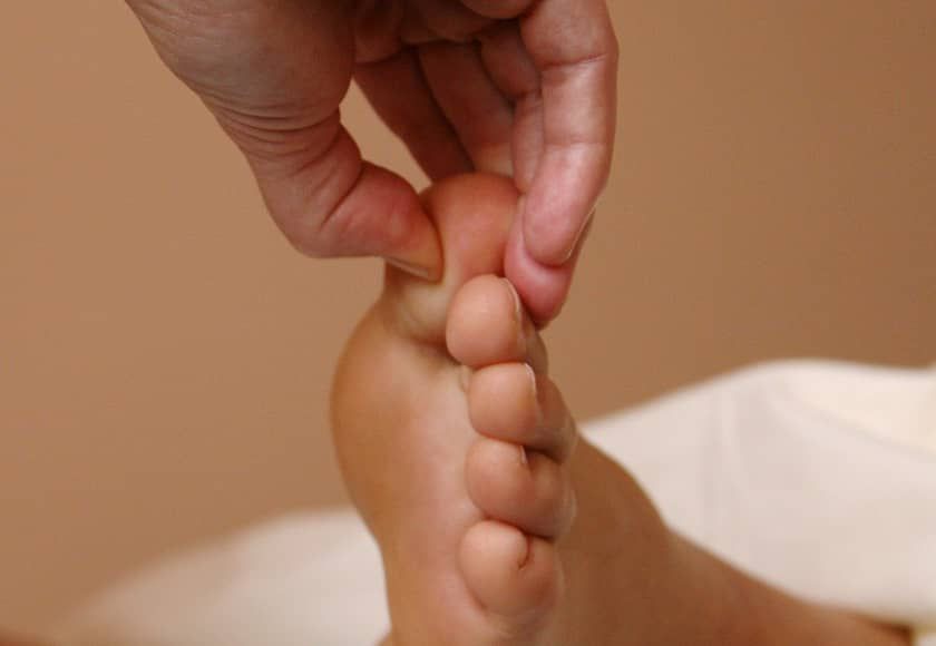 Massage der Reflexzonen am Fuß